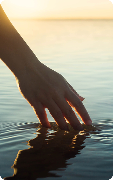 hand in water